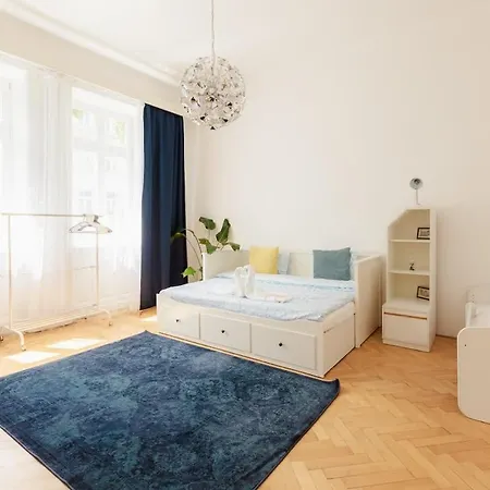 Ivy House With Balcony Apartman