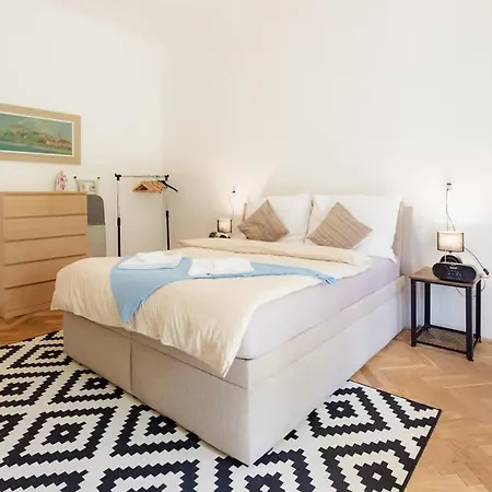 Ivy House With Balcony Apartman *