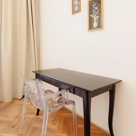 Ivy House With Balcony Apartman *