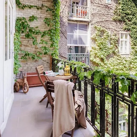 Ivy House With Balcony Apartman