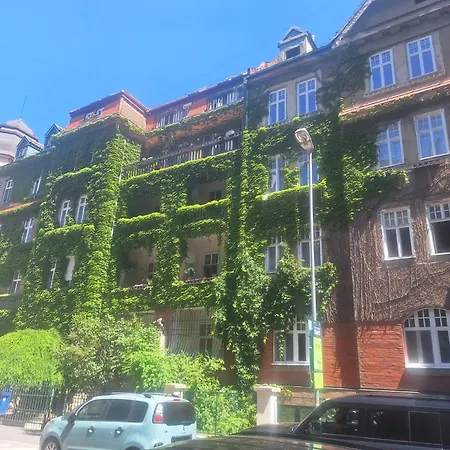 Apartment Ivy House With Balcony *